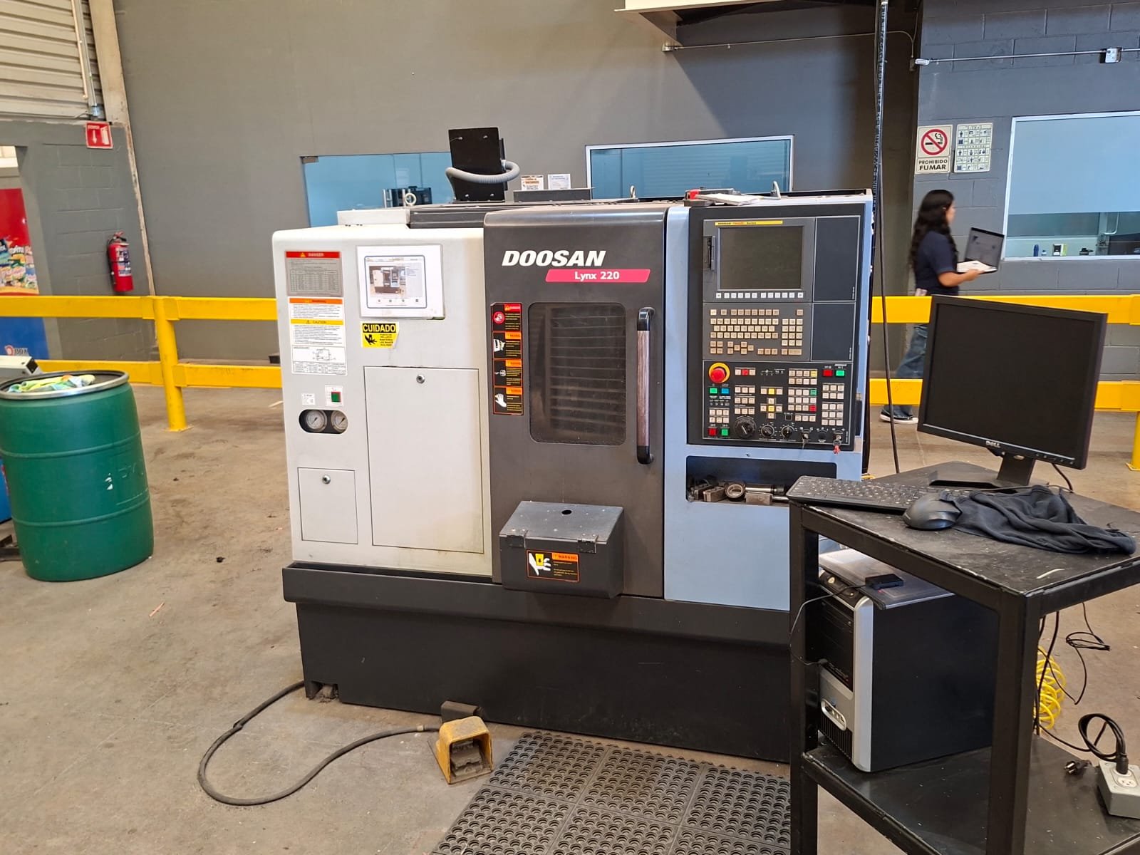 Pieza maquinada de precisión en proceso