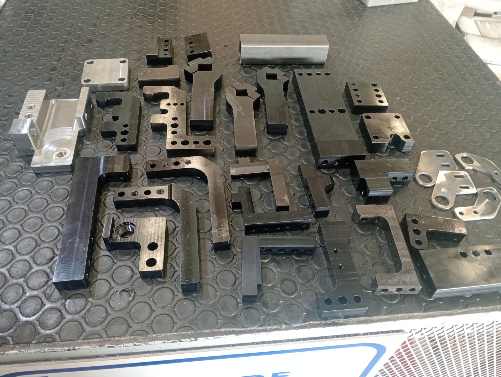 Conjunto de piezas con acabado black oxide maquinado por MAKINTECH
